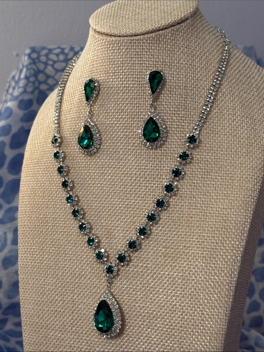Emerald Teardrop Crystal Necklace and Earrings Set - Green - Picture 8 of 8